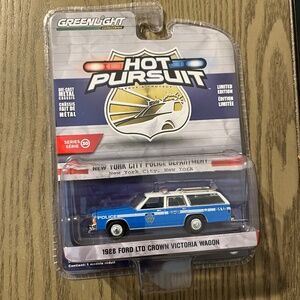Greenlight Hot Pursuit 1988 Ford LTD Crown Victoria Wagon NYPD 1/64 Scale